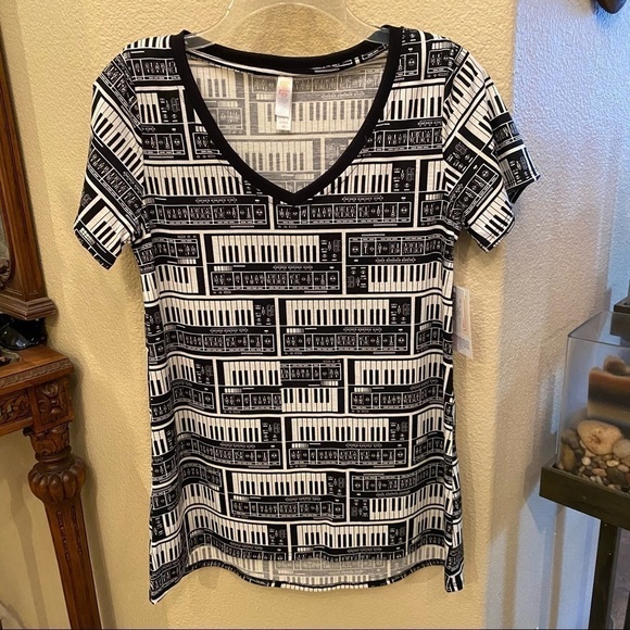 NWT~LULAROE Fun Piano Print Christy T V-Neck Top Size XS - Picture 1 of 6